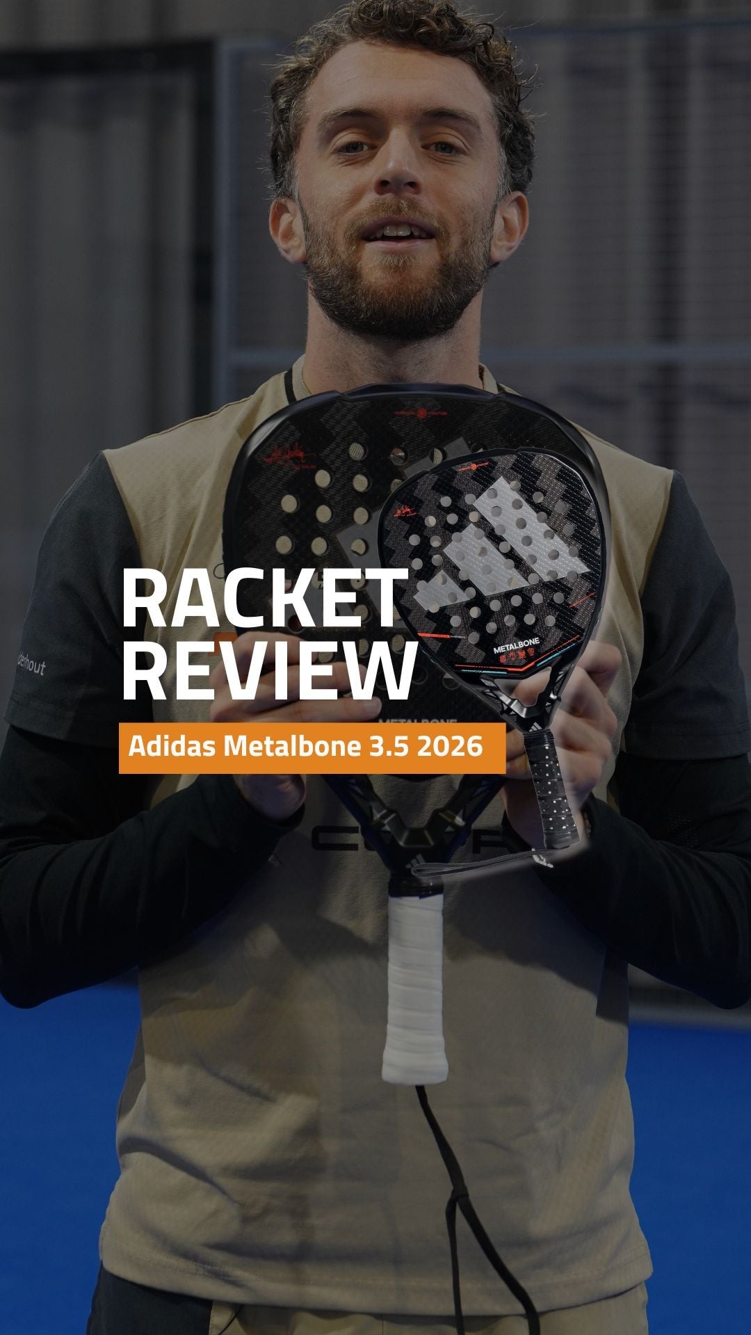 Man toont het Adidas Metalbone 3.5 padelracket in een racketreview op de padelbaan
