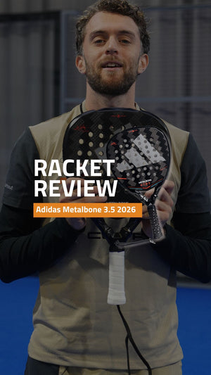 Man toont het Adidas Metalbone 3.5 padelracket in een racketreview op de padelbaan