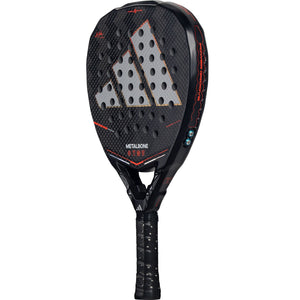 Adidas Metalbone 3.5 padelracket licht gekanteld met zilvergrijs logo en oranje lijnen