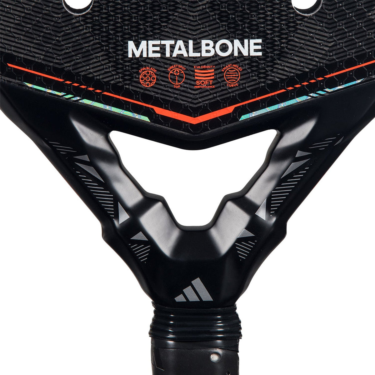 Detail van het hart van de Adidas Metalbone 3.5 met de opdruk Metalbone en zilveren brug