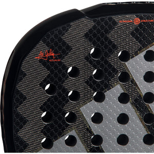Close-up van het slagvlak van de Adidas Metalbone 3.5 met handtekening en zwarte gaatjes