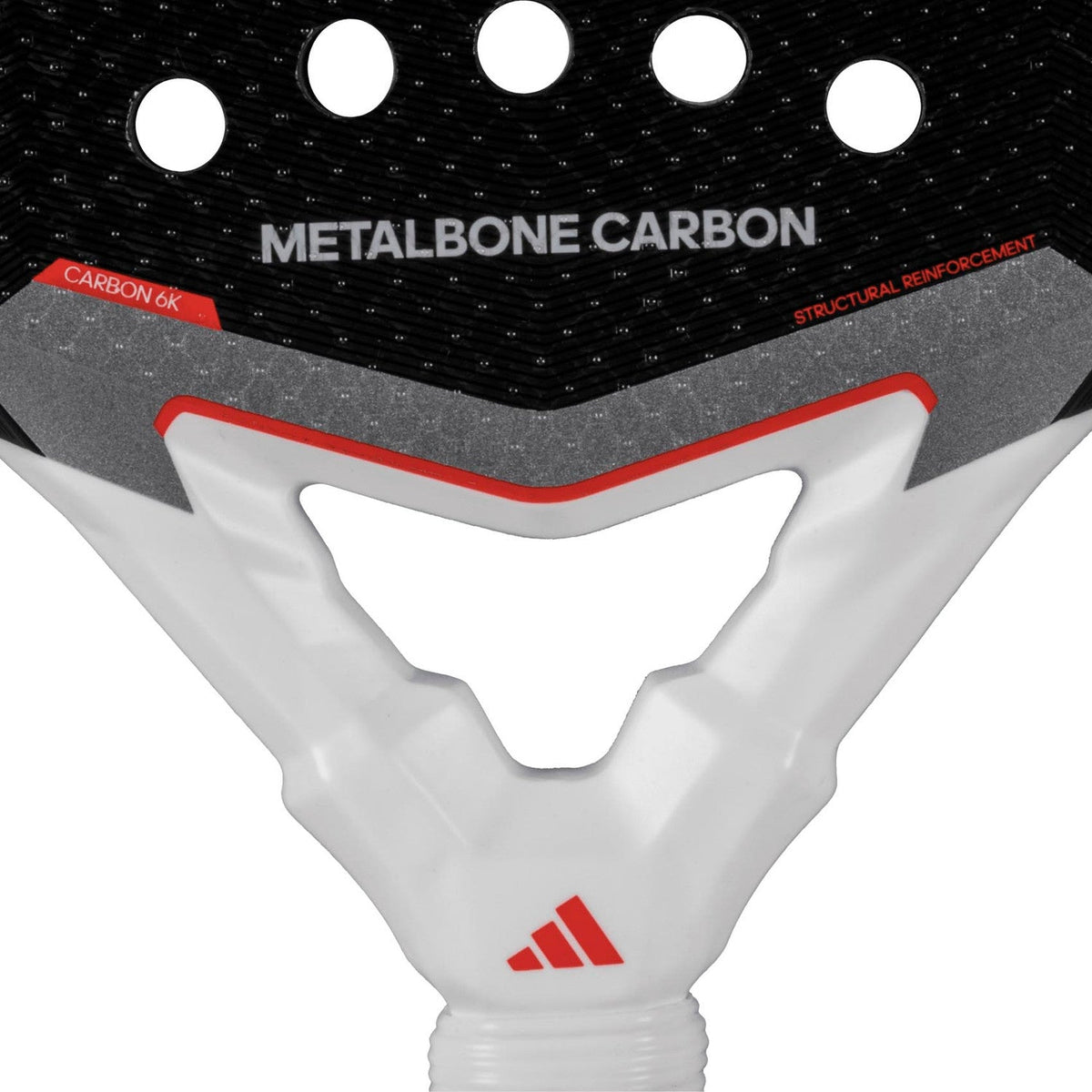 Detail van het witte hart van de Adidas Metalbone Carbon 3.4 met opdruk Metalbone Carbon