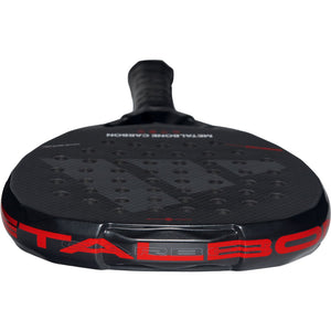 Bovenaanzicht van de Adidas Metalbone Carbon 3.5 met rode opdruk Metalbone op de framerand
