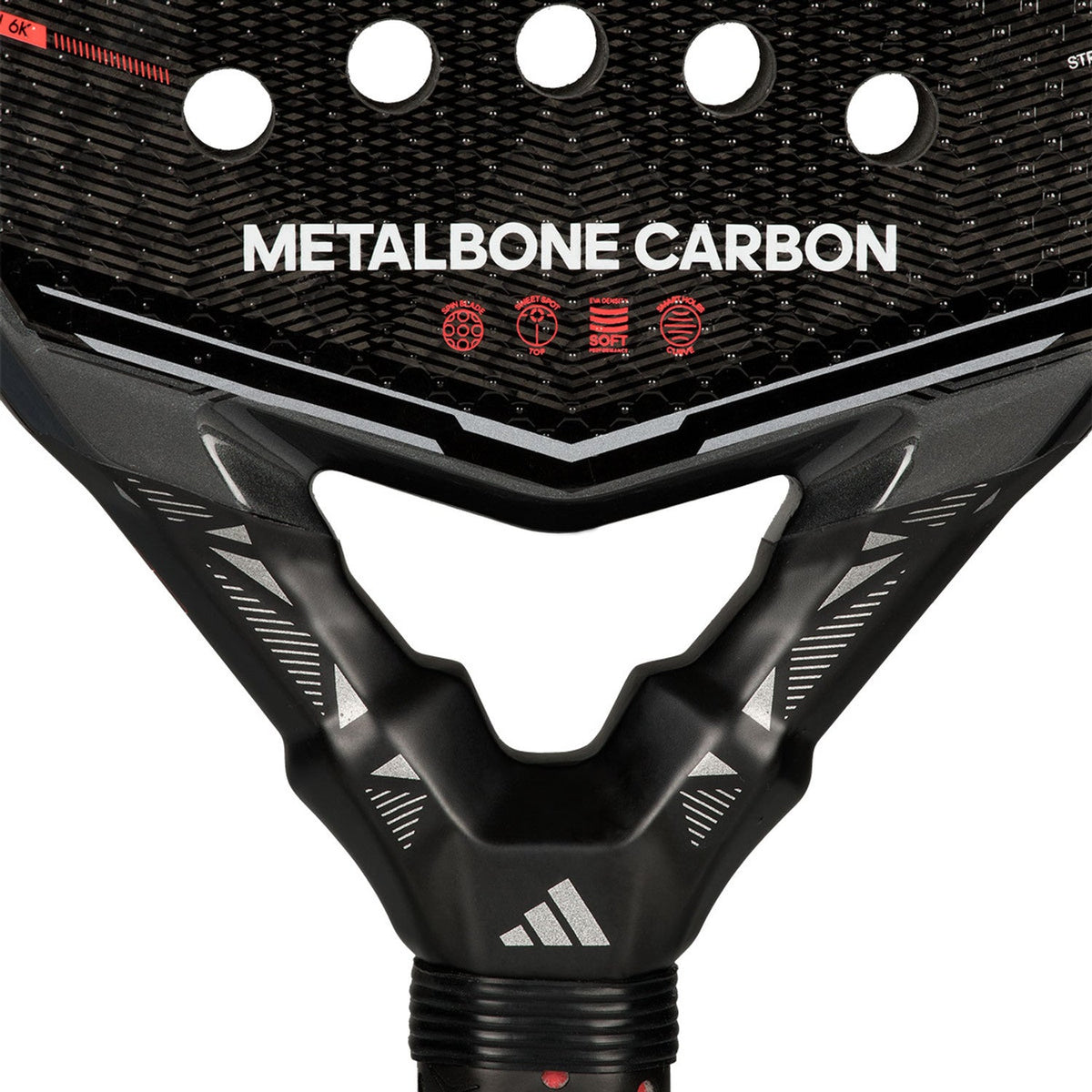 Detail van het hart van de Adidas Metalbone Carbon 3.5 met de opdruk Metalbone Carbon in wit