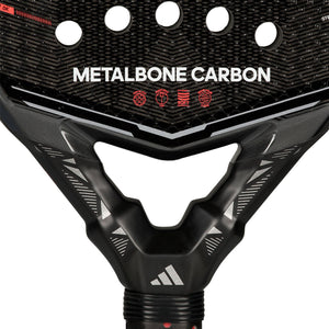 Detail van het hart van de Adidas Metalbone Carbon 3.5 met de opdruk Metalbone Carbon in wit