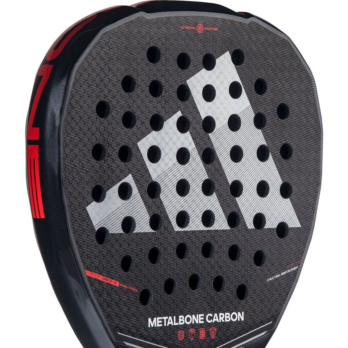 Close-up van het slagvlak van de Adidas Metalbone Carbon 3.5 met groot zilvergrijs logo