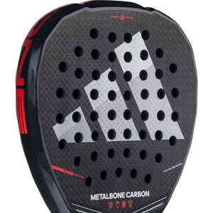 Close-up van het slagvlak van de Adidas Metalbone Carbon 3.5 met groot zilvergrijs logo