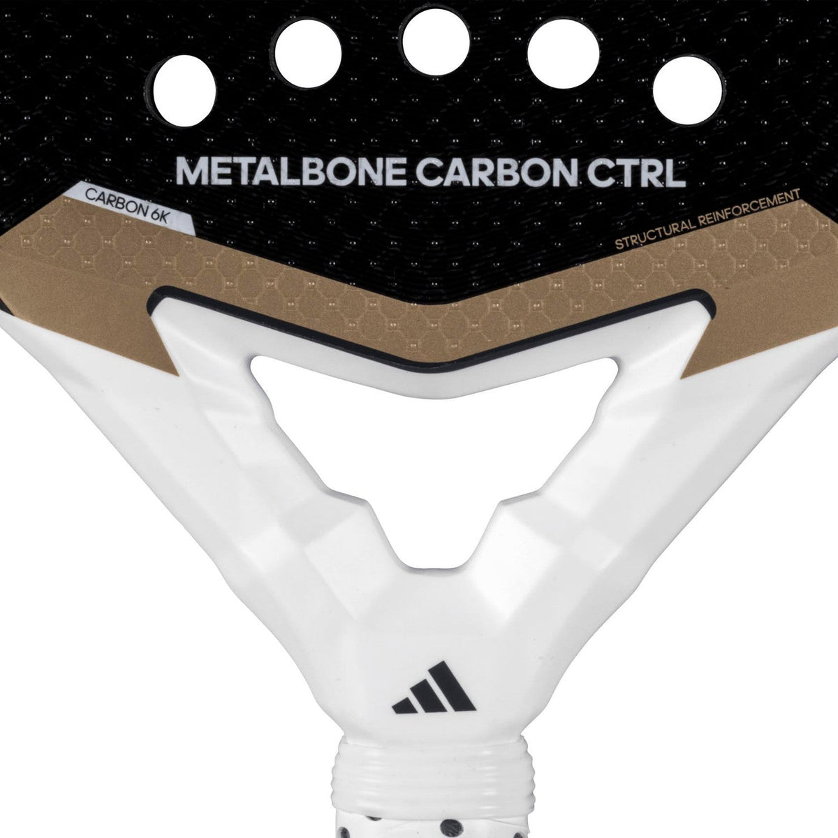 Detail van het witte hart van de Adidas Metalbone Carbon Ctrl 3.4 met gouden vlak en opdruk