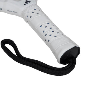 Close-up van de witte grip met blauwe stippen en zwarte polsband van de Adidas Metalbone Carbon Ctrl 3.4