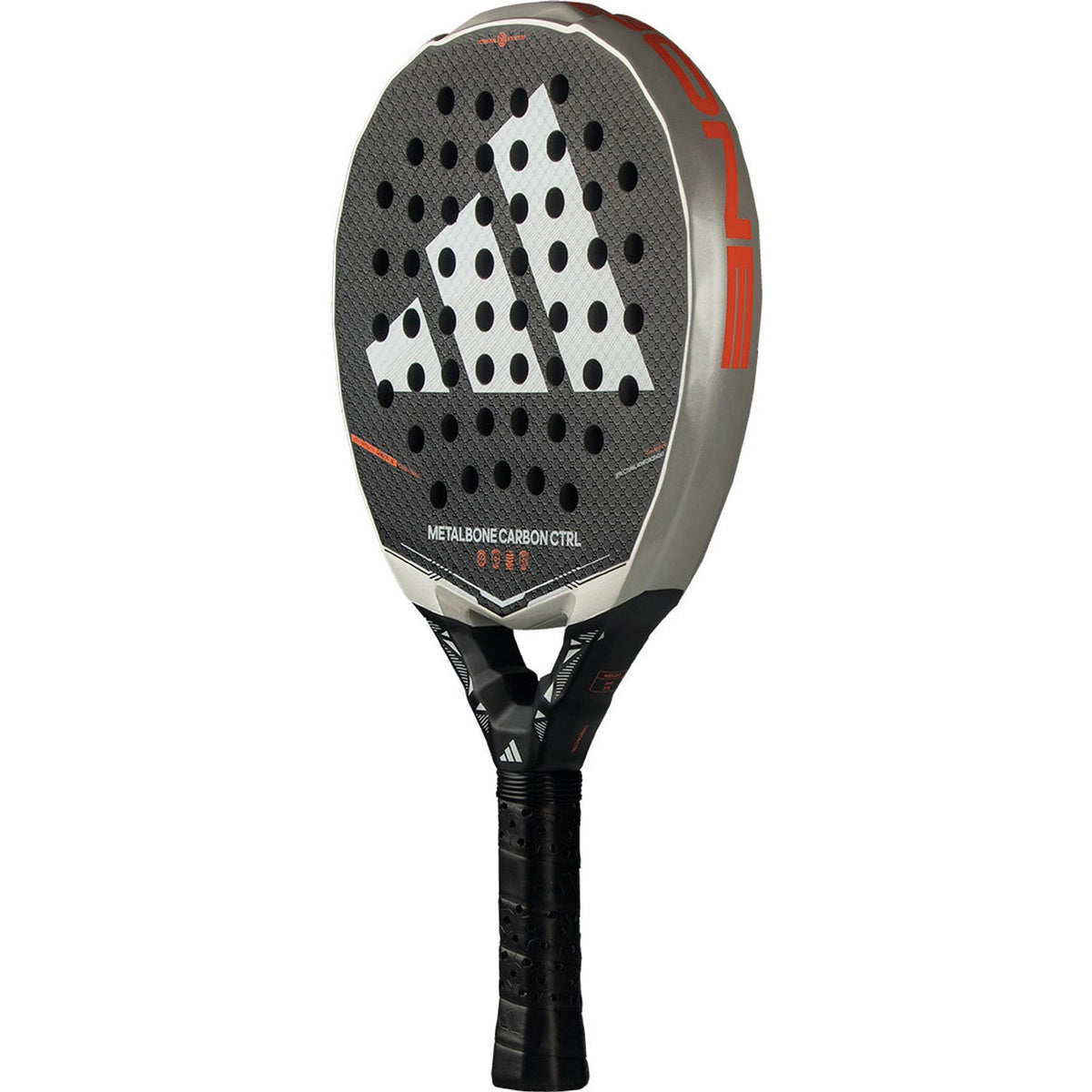 Adidas Metalbone Carbon Ctrl 3.5 padelracket licht gekanteld met oranje accentlijnen