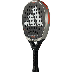 Adidas Metalbone Carbon Ctrl 3.5 padelracket licht gekanteld met oranje accentlijnen