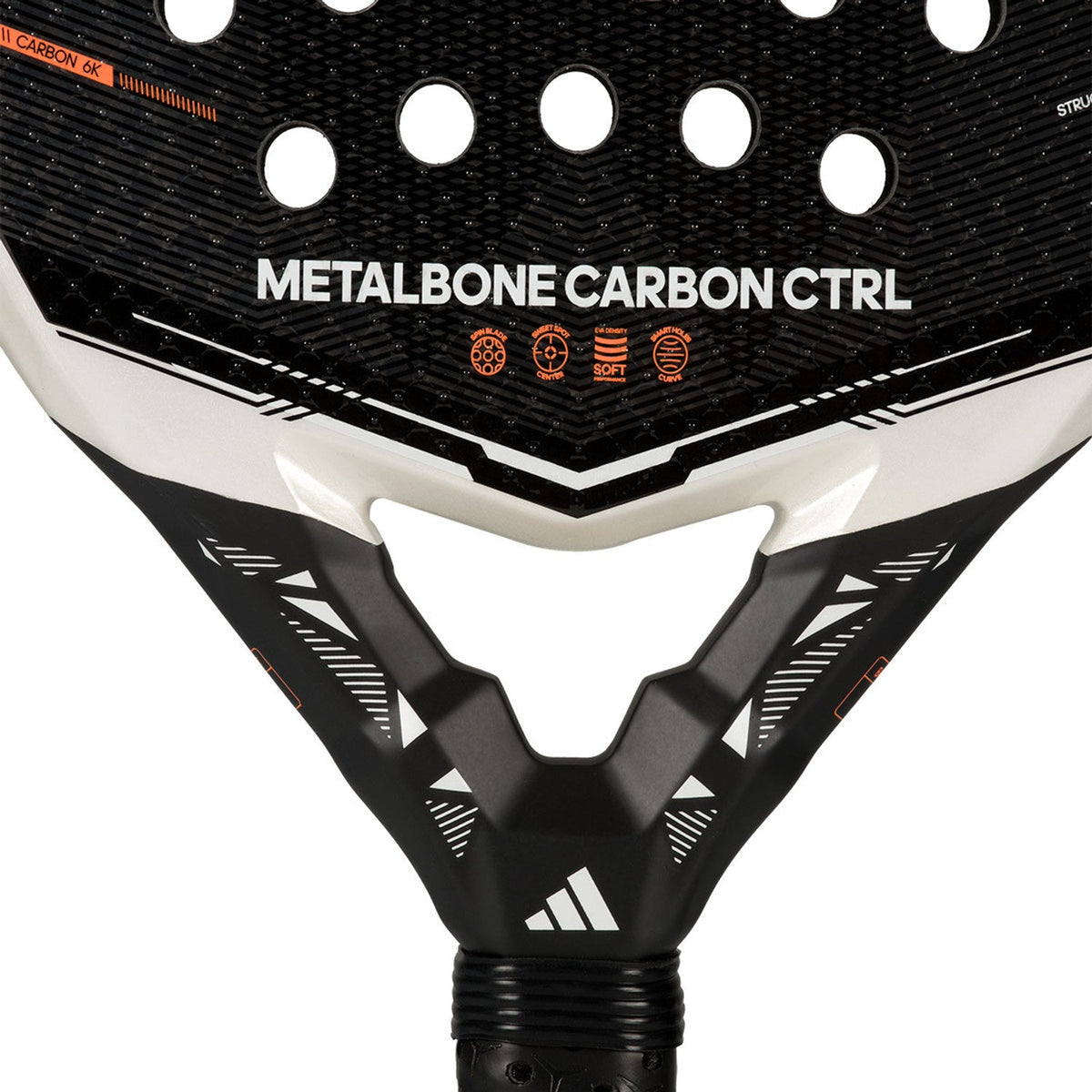 Detail van het hart van de Adidas Metalbone Carbon Ctrl 3.5 met opdruk Metalbone Carbon Ctrl