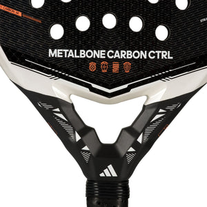 Detail van het hart van de Adidas Metalbone Carbon Ctrl 3.5 met opdruk Metalbone Carbon Ctrl