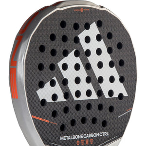 Close-up van het slagvlak van de Adidas Metalbone Carbon Ctrl 3.5 met groot wit adidas-logo