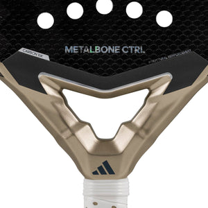 Detail van het gouden hart van de Adidas Metalbone Ctrl 3.4 met de opdruk Metalbone Ctrl
