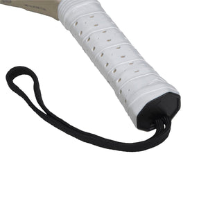 Close-up van de witte grip en zwarte polsband van het Adidas Metalbone Ctrl 3.4 padelracket