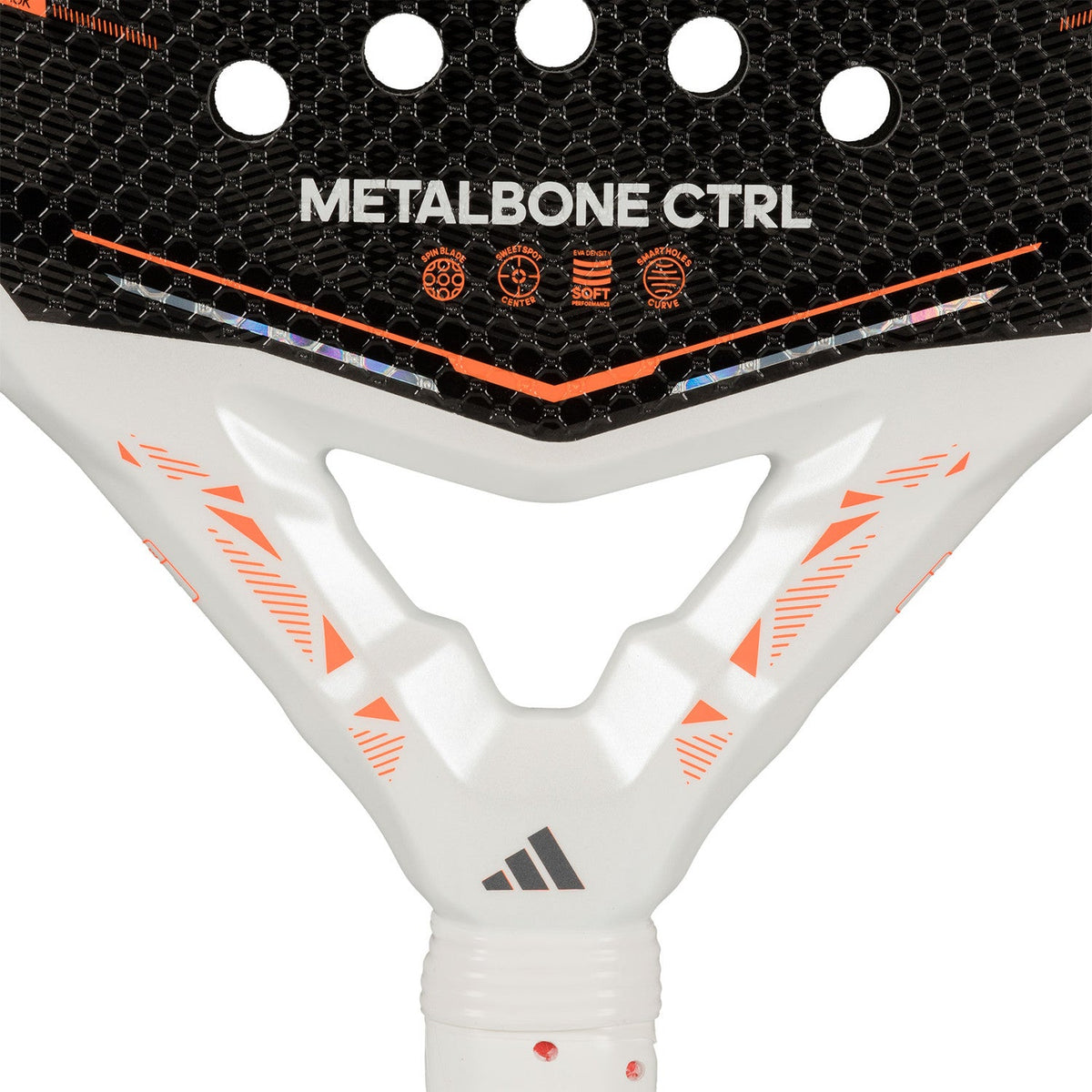 Detail van het witte hart van de Adidas Metalbone Ctrl 3.5 met de opdruk Metalbone Ctrl