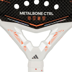 Detail van het witte hart van de Adidas Metalbone Ctrl 3.5 met de opdruk Metalbone Ctrl