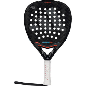 Adidas Metalbone HRD+ 3.4 padelracket in zwart carbon met rode accentlijnen, vooraanzicht