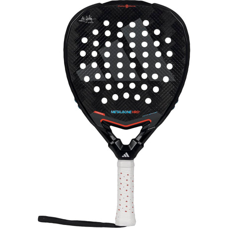 Adidas Metalbone HRD+ 3.4 padelracket in zwart carbon met rode accentlijnen, vooraanzicht