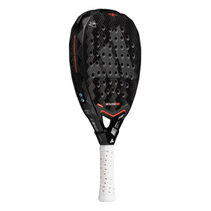 Adidas Metalbone HRD+ 3.4 padelracket schuin vooraanzicht, diamantvorm in zwart met rood