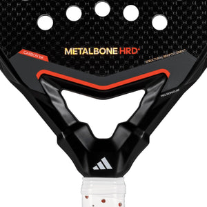 Detail van het hart van de Adidas Metalbone HRD+ 3.4 met rode opdruk Metalbone HRD+