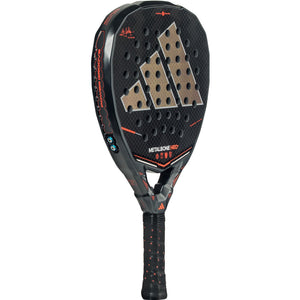 Adidas Metalbone HRD+ 3.5 padelracket schuin vooraanzicht, diamantvorm in zwart met brons