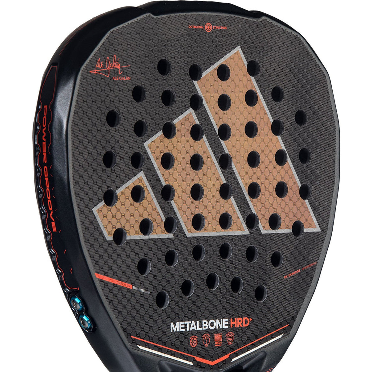 Close-up van het slagvlak van de Adidas Metalbone HRD+ 3.5 met bronskleurig adidas-logo