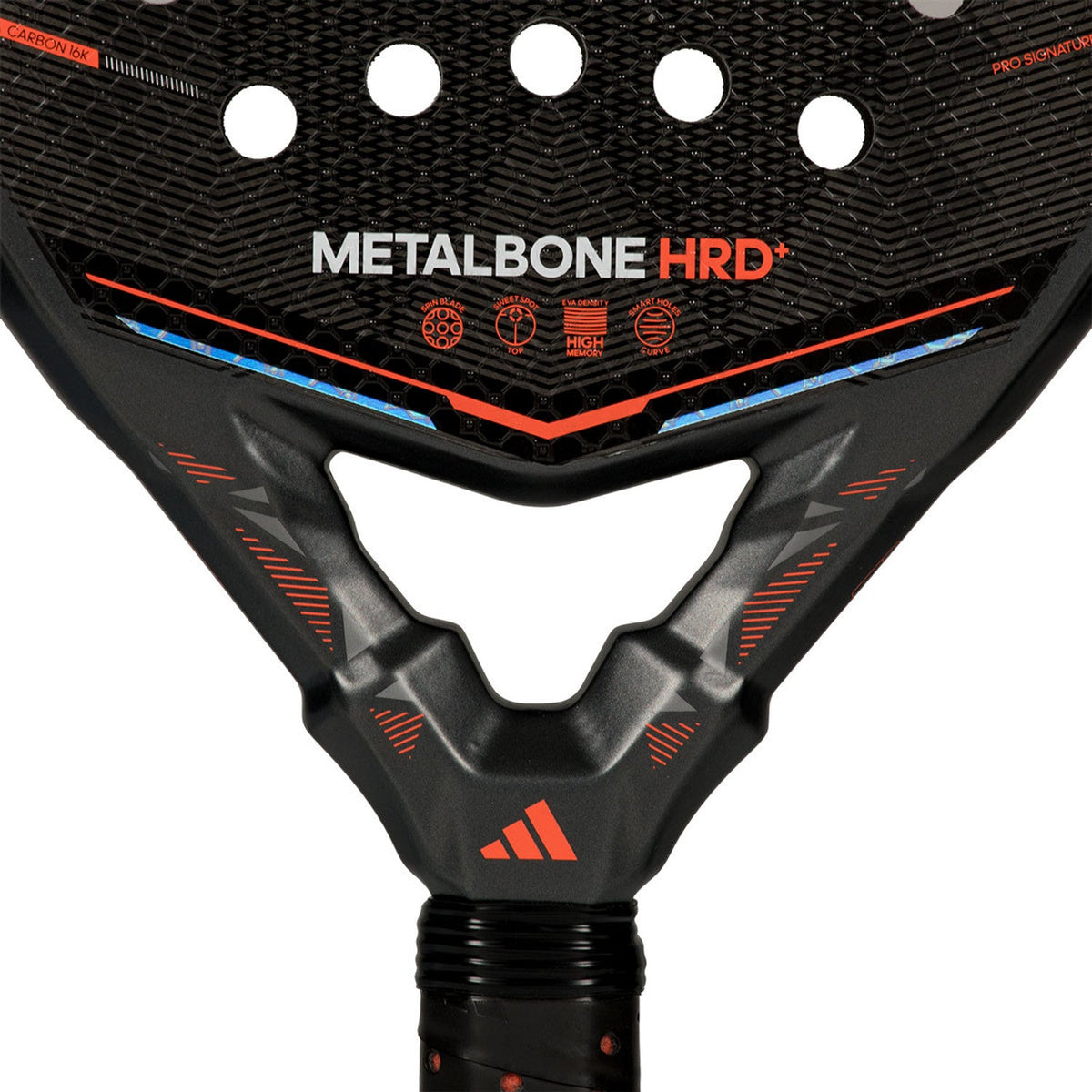 Detail van het hart van de Adidas Metalbone HRD+ 3.5 met de opdruk Metalbone HRD in oranje