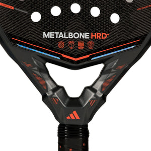 Detail van het hart van de Adidas Metalbone HRD+ 3.5 met de opdruk Metalbone HRD in oranje