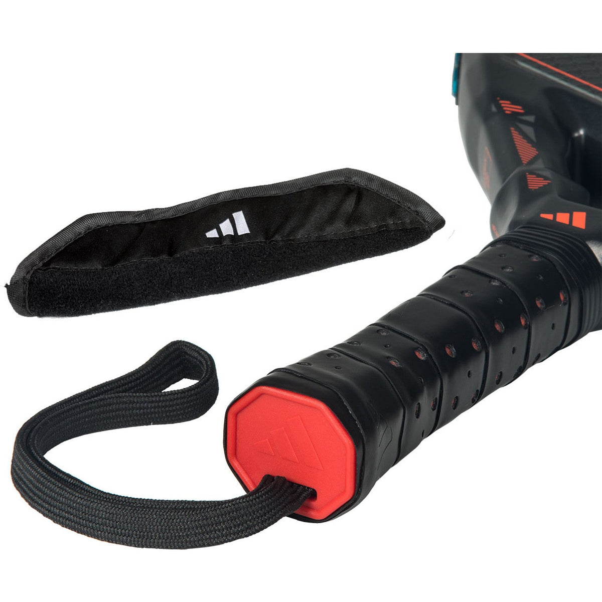 Close-up van de zwarte grip met rode dop, polsband en hoes van de Adidas Metalbone HRD+ 3.5