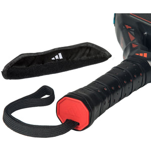 Close-up van de zwarte grip met rode dop, polsband en hoes van de Adidas Metalbone HRD+ 3.5