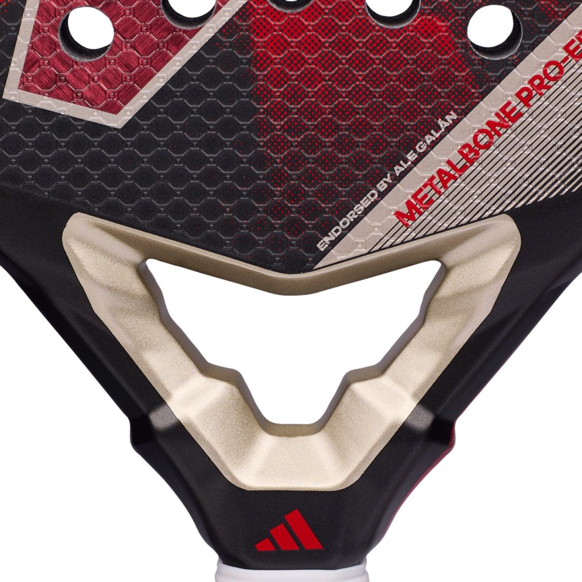 Detail van het gouden hart van het Adidas Metalbone Pro EDT 2026 met rode opdruk