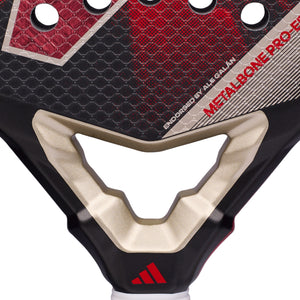 Detail van het gouden hart van het Adidas Metalbone Pro EDT 2026 met rode opdruk