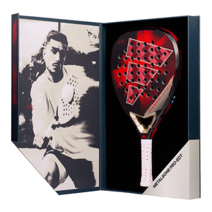 Geopende geschenkdoos met het Adidas Metalbone Pro EDT 2026 padelracket erin