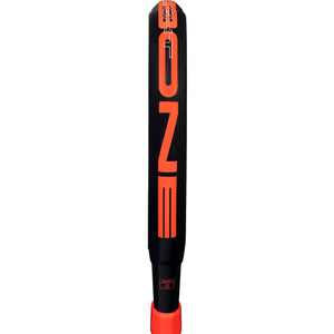 Zijaanzicht van de Adidas Metalbone Superlight over de volle lengte in zwart met oranje