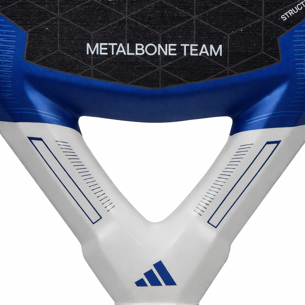 Detail van het witblauwe hart van de Adidas Metalbone Team 3.3 met opdruk Metalbone Team