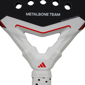 Detail van het witte hart van de Adidas Metalbone Team 3.4 met rode lijn en opdruk Team