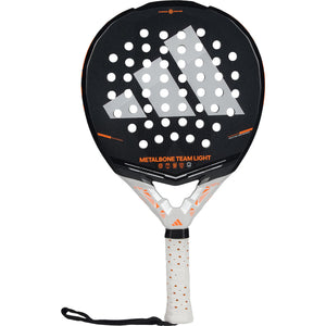 Adidas Metalbone Team Light 3.5 2026 padelracket in zwart met oranje, vooraanzicht met polsband