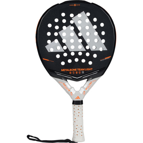 Adidas Metalbone Team Light 3.5 2026 padelracket in zwart met oranje, vooraanzicht met polsband