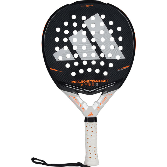Adidas Metalbone Team Light 3.5 2026 padelracket in zwart met oranje, vooraanzicht met polsband