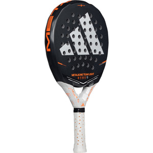 Adidas Metalbone Team Light 3.5 2026 padelracket schuin vooraanzicht met zilveren logo