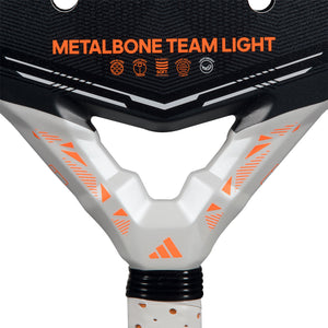 Detail van het hart van het Adidas Metalbone Team Light 3.5 2026 met oranje opdruk