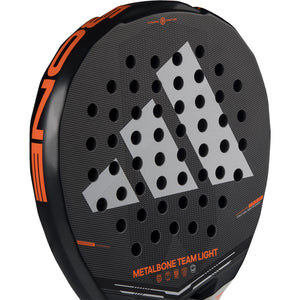 Adidas Metalbone Team Light 3.5 2026 padelracket liggend, rond slagvlak met zilveren logo