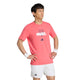 Model draagt het Adidas Padel T-shirt in koraalroze met witte short