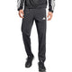 Model draagt de zwarte Adidas 3-Stripes gebreide trainingsbroek met bijpassend jack