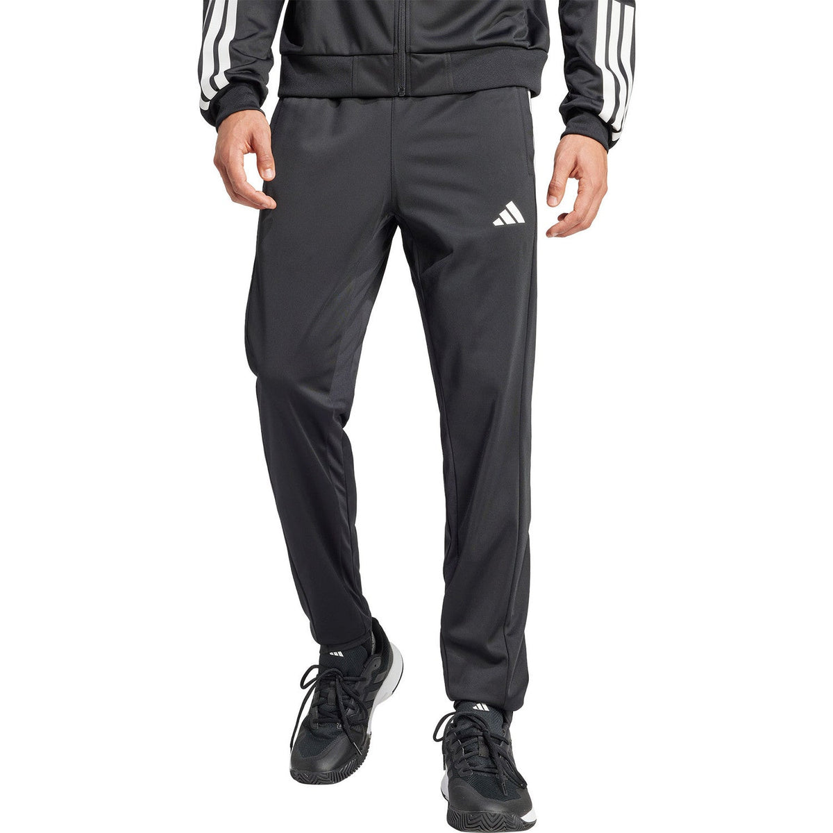 Model draagt de zwarte Adidas 3-Stripes gebreide trainingsbroek met bijpassend jack