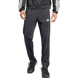 Model draagt de zwarte Adidas 3-Stripes gebreide trainingsbroek met bijpassend jack