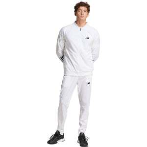 Model in volledige witte outfit met de Adidas 3-Stripes broek en bijpassend jack