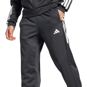 Detail van de heup van de zwarte Adidas 3-Stripes broek met wit logo en witte strepen
